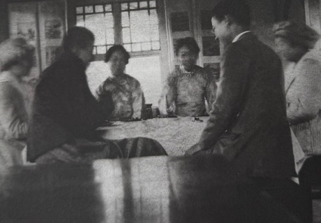 赵元任(右二)在庞敦敏家第一次见到杨步伟(右一) image