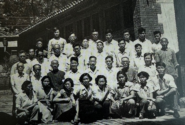 1957年夏，《现代汉语词典》编辑室全体人员合影