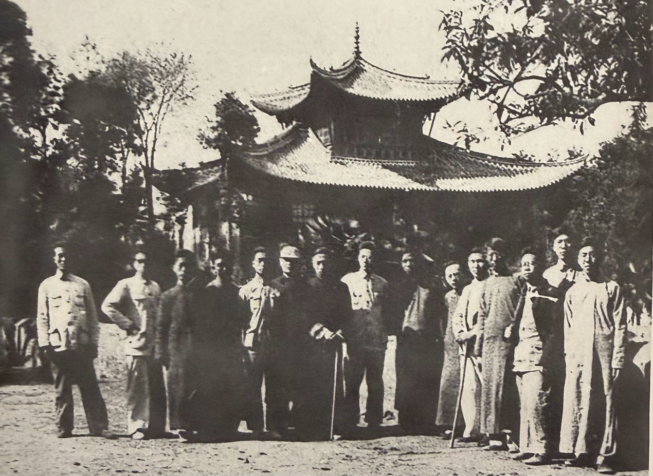 1939年3月,西南联大中文系师生游昆明西山华亭留影,右7为龚书炽 1939年3月,西南联大中文系师生游昆明西山华亭留影,右7为龚书炽