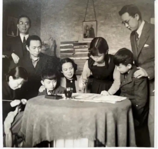 Tsui Chi (first from right) with a friend's family in England image